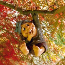 Ptschke Ambiente Gartenfigur Kletter-Gnom Tilly Bild 1
