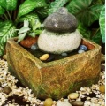 Brunnen mit runden Steinen Bild 1