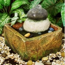 Brunnen mit runden Steinen Bild 1